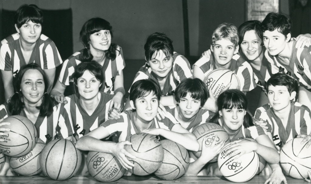 Die Aufnahme stammt aus dem Jahr 1969 oder 1970 - Der SC Chemie Halle als Landesmeister/Finalist beim Europacup. Gisela Pelzl ist oben rechts zu sehen. // Foto: Archiv von Gunther Schmidt